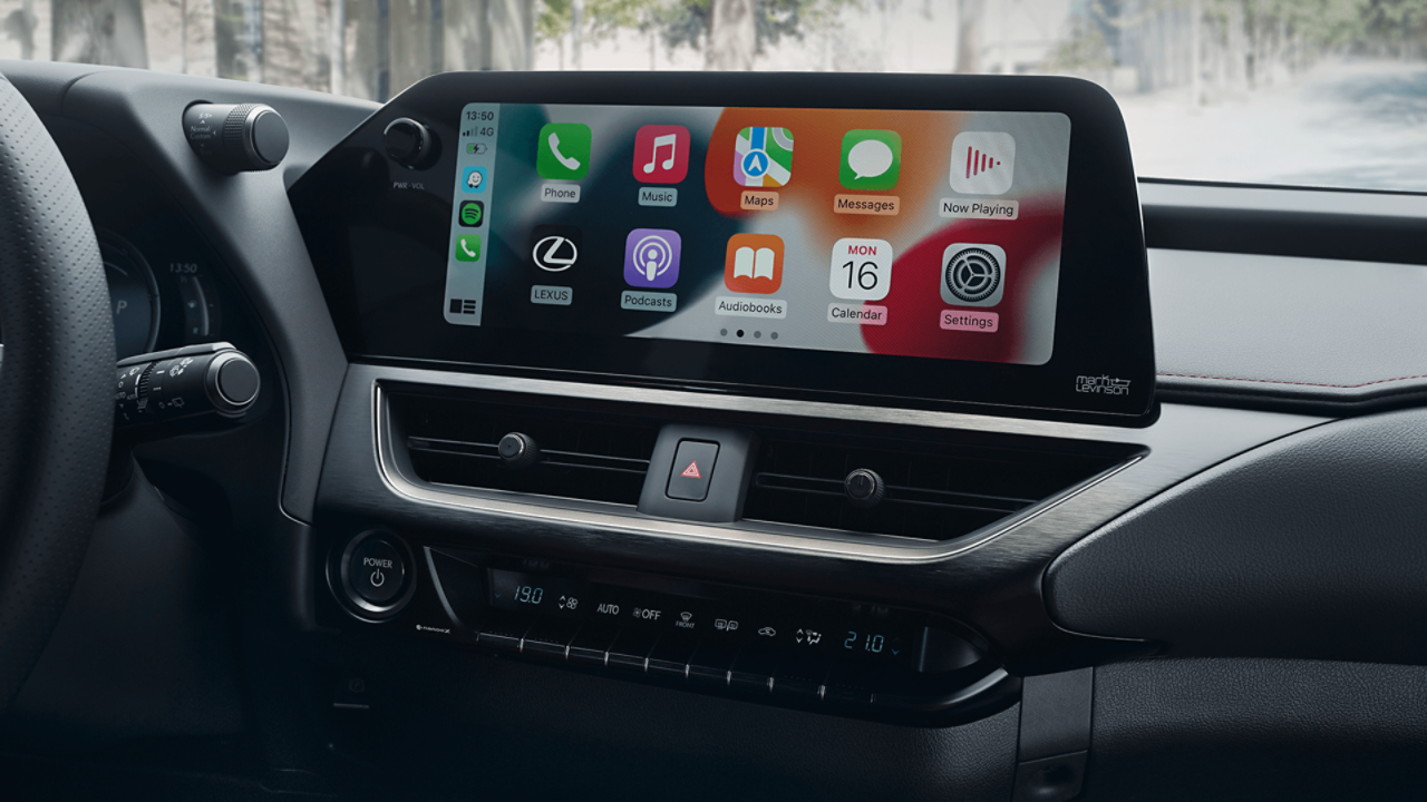 Мултимедийният дисплей в Lexus UX