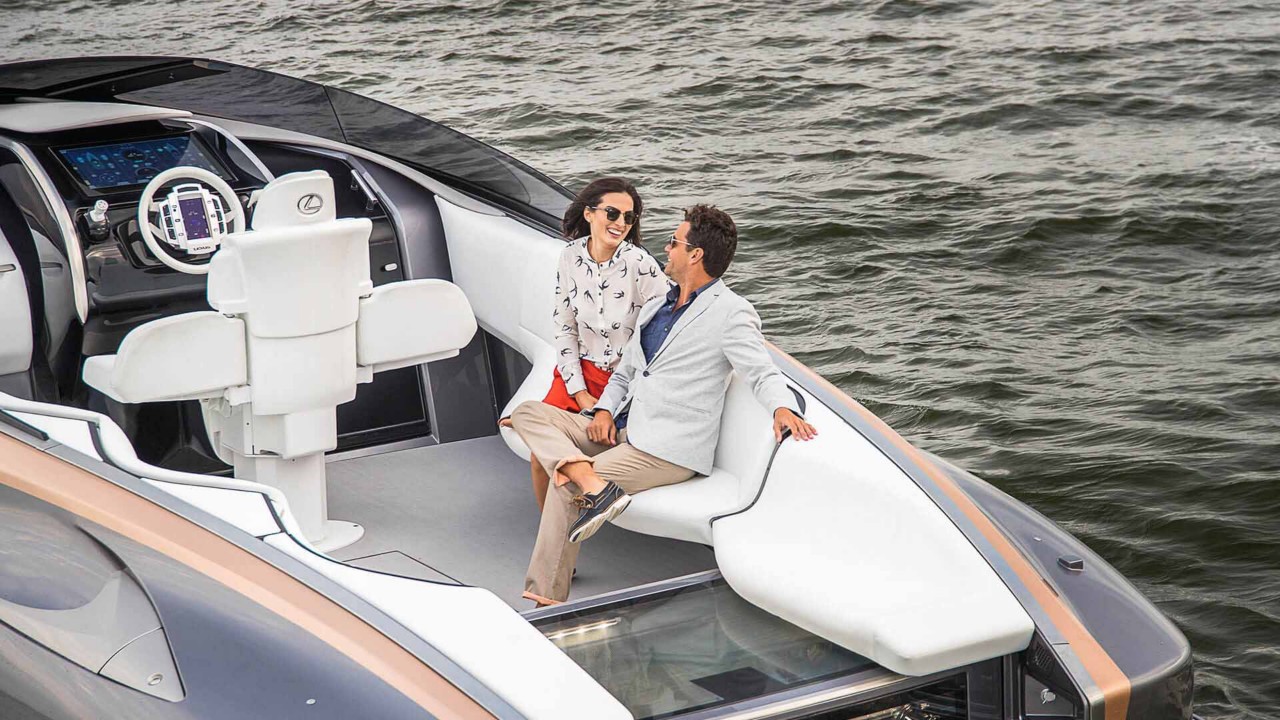 Щастлива двойка се наслаждава на Lexus яхта